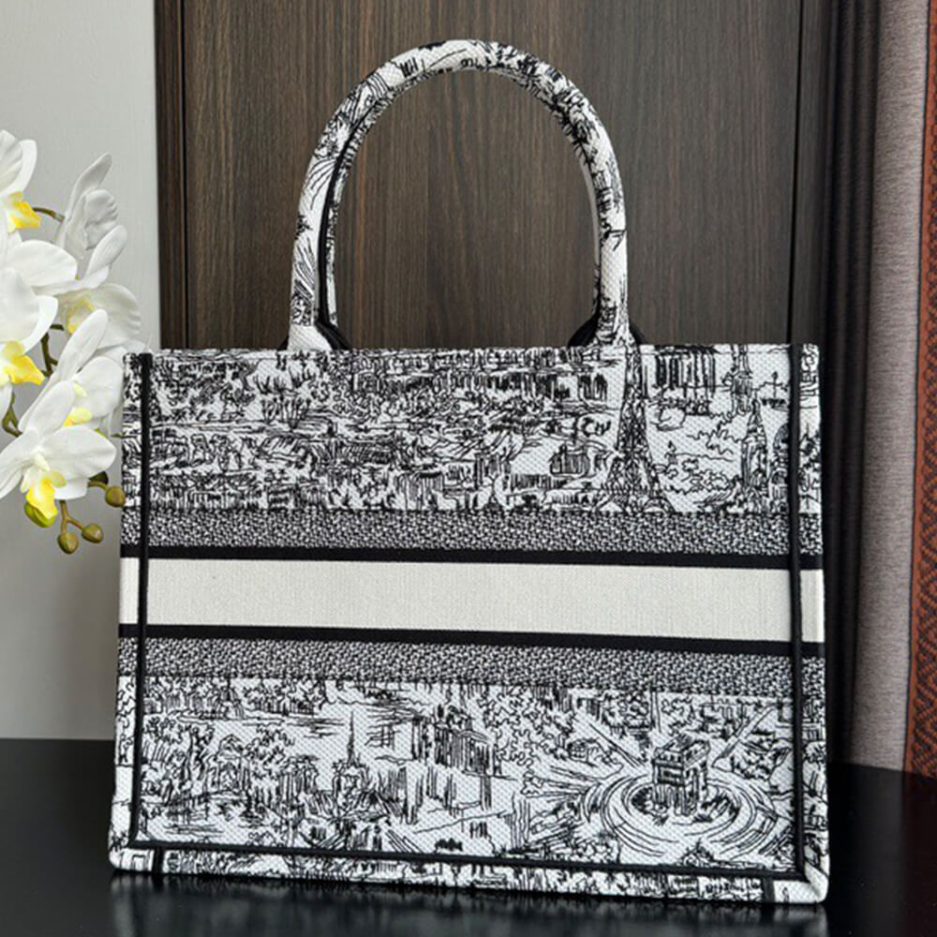 medium D*or book tote