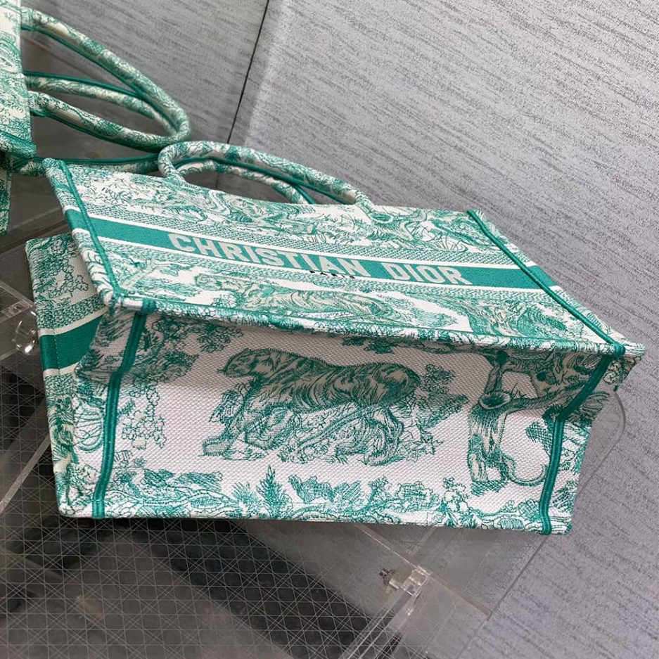 medium D*or book tote