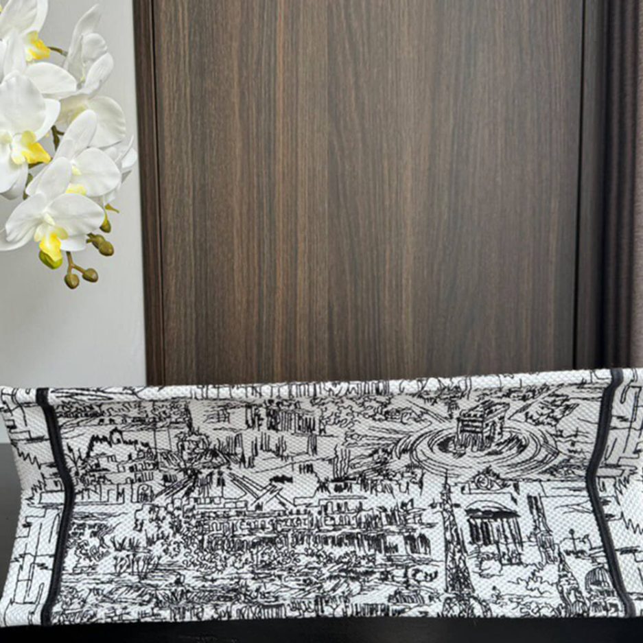 medium D*or book tote