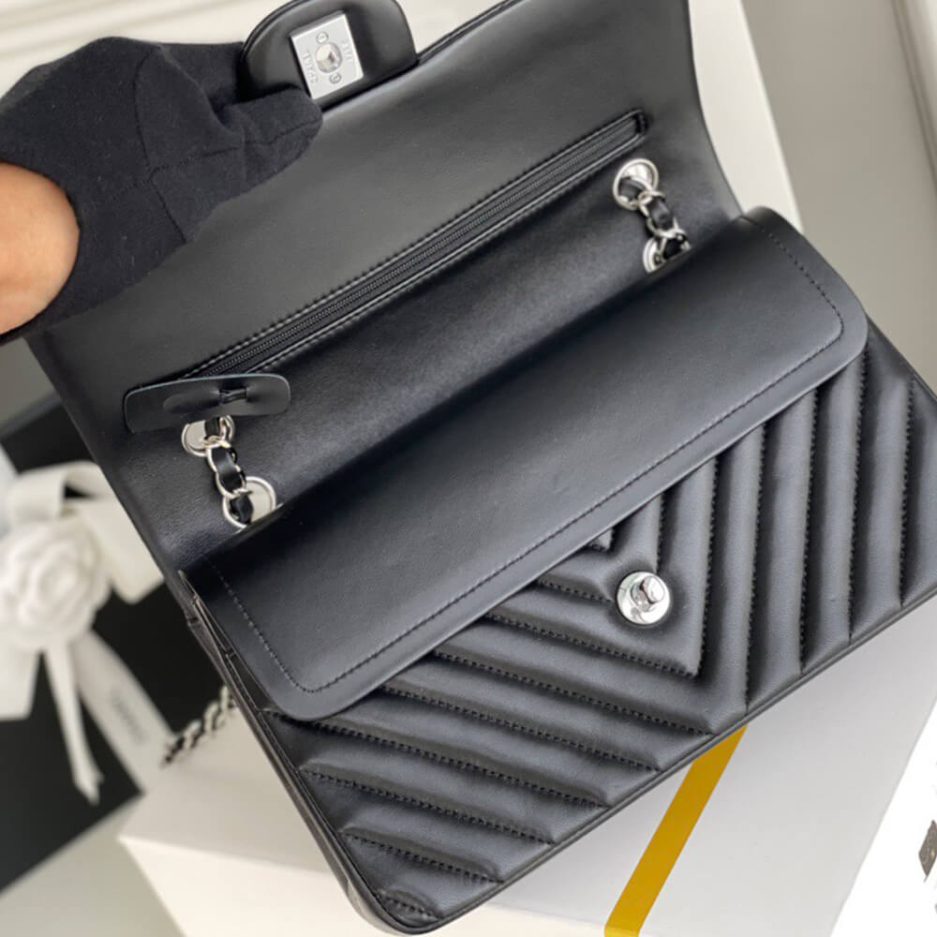Ch*el classic chevron medium flap