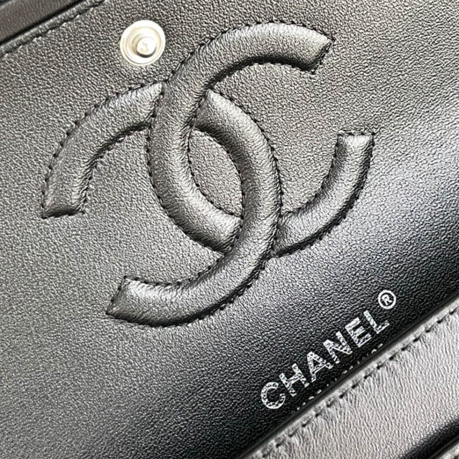 Ch*el classic chevron medium flap